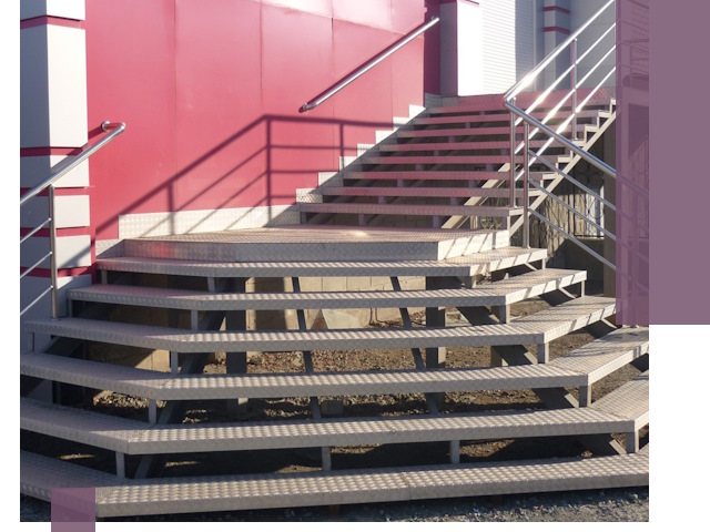 Лестницы для магазина в Назарове — изготовление и монтаж